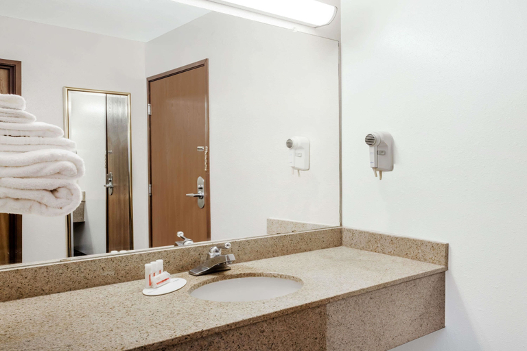 Bathroom 4, Days Inn by Wyndham Dyersburg, Dyer