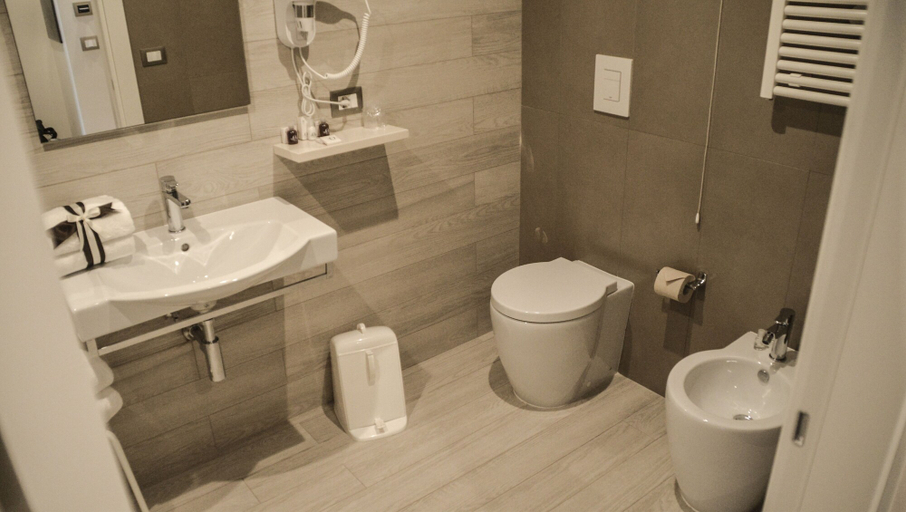 Bathroom 5, D'Aragona Lifestyle Hotel, Bari