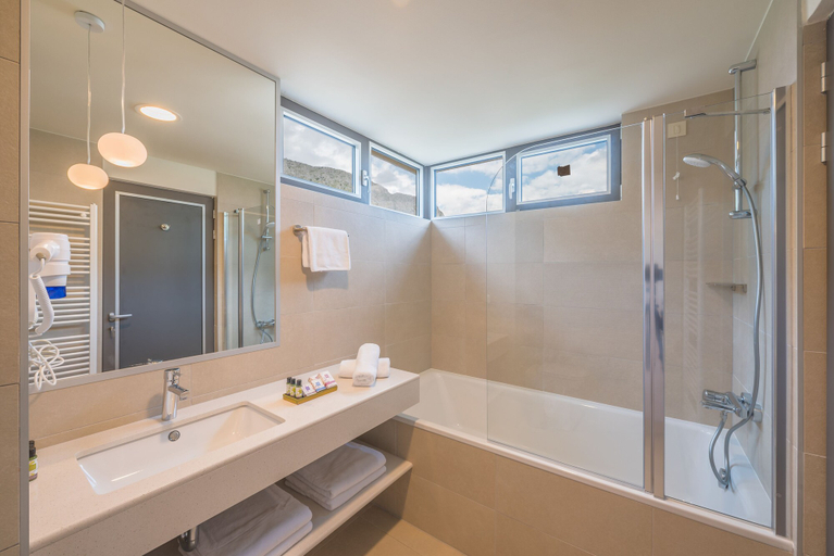 Bathroom 5, Hotel Nestos, Dugi Rat