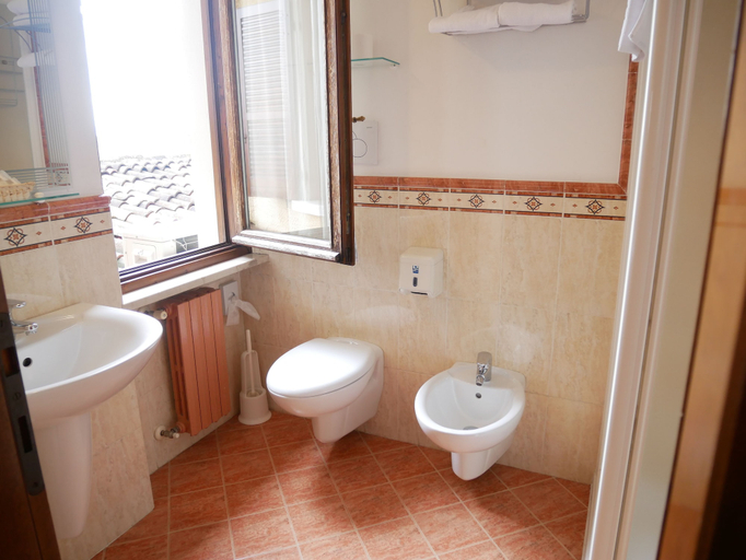 Bathroom 5, Hotel Il Castello, Brescia