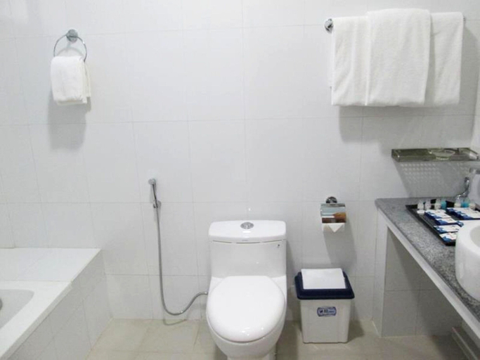 Bathroom 4, Cassiopeia Hotel, Taunggye