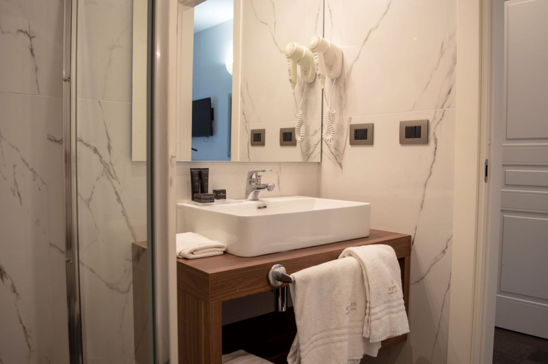 Bathroom 5, Hotel Cerere, Salerno