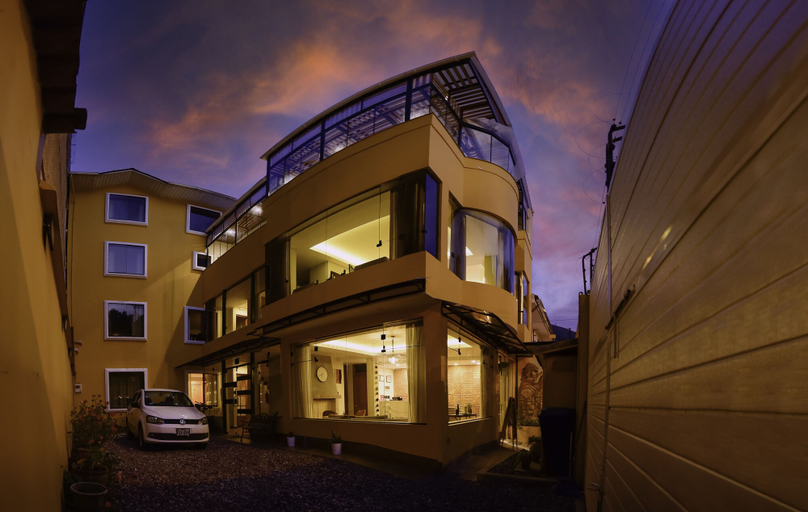 Exterior & Views