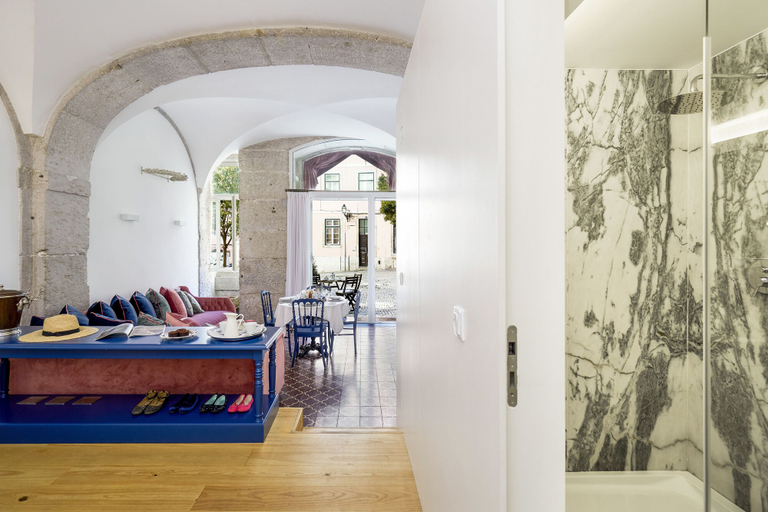 Food & Drinks 5, Residentas Apostolos, Lisbon
