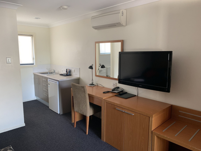 Others 5, The Grapevine Motel, Muswellbrook