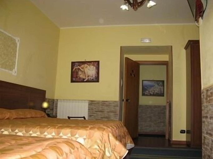 Bedroom 4, Hotel Iris, Napoli