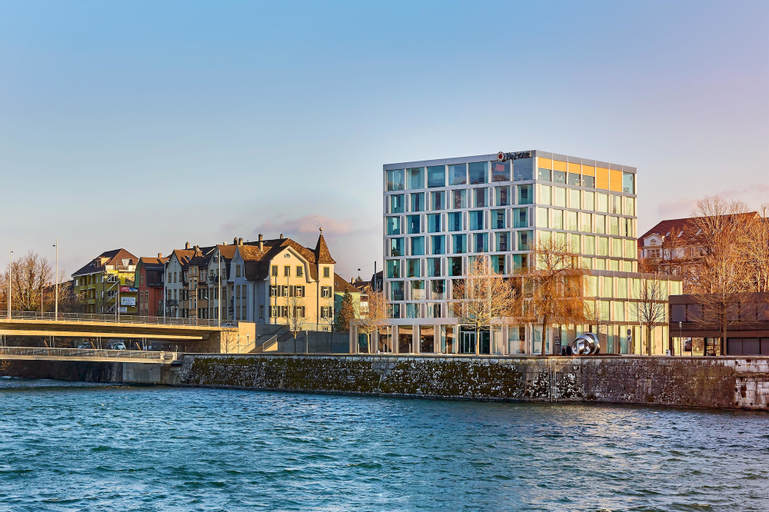 Exterior & Views 21