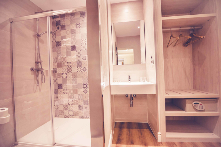 Bathroom 4, Hostal Lisboa, Madrid