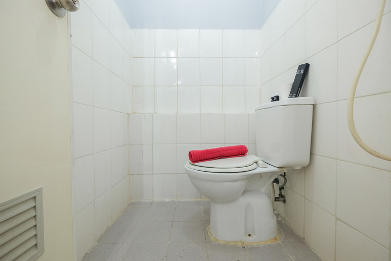 Bathroom 2, Cozy 2BR Apartment at Gading Nias Residences, North Jakarta