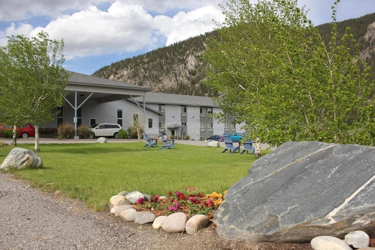 Exterior & Views 2, Whitewater Inn, Gallatin