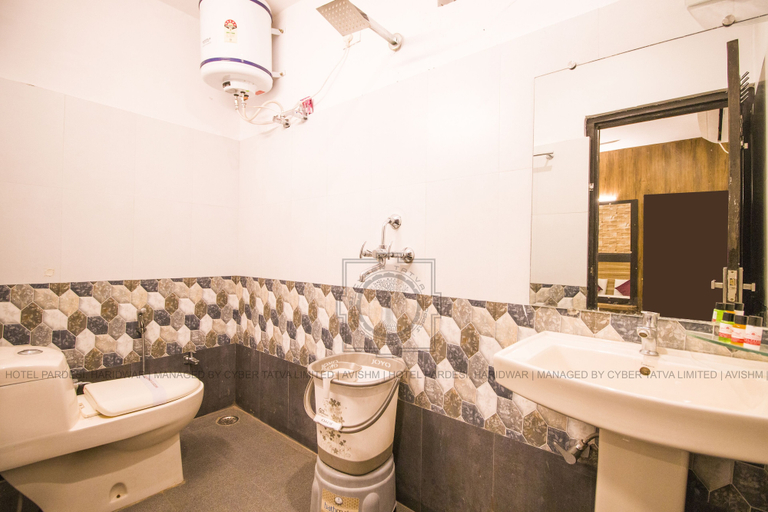 Bathroom 4, Hotel Pardesi, Hardwar