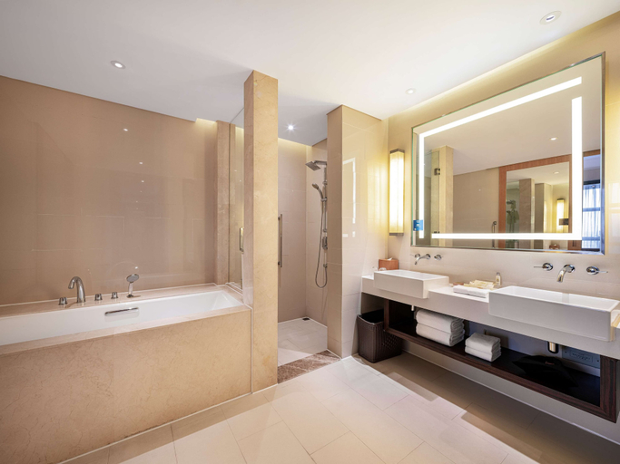 Bathroom 4, Hilton Garden Inn Chengdu Huayang, Chengdu