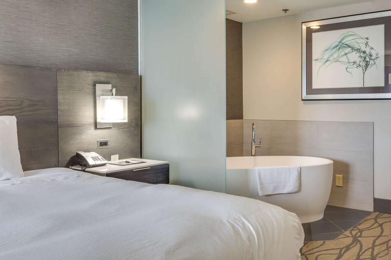 Bedroom 3, Doubletree by Hilton Hotel Racine Harbourwalk, Racine