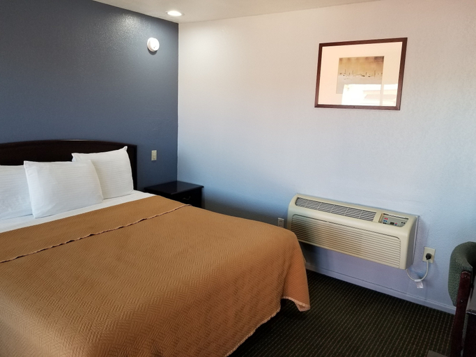 Bedroom 3, Travelodge by Wyndham Barstow, San Bernardino