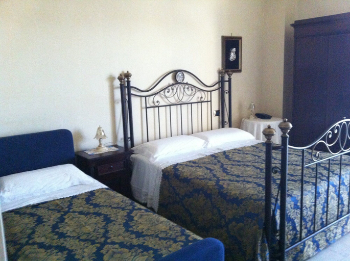 Others 4, Hotel Sovrano, Bari