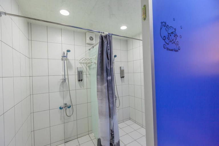Bathroom 4, GoldenHouse Hostel, New Taipei City