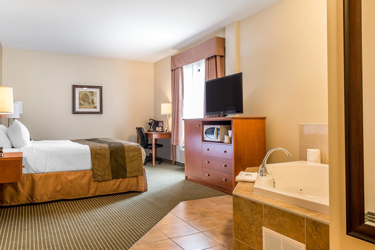 Bedroom 3, Quality Inn & Suites Hawkesbury, Prescott and Russell