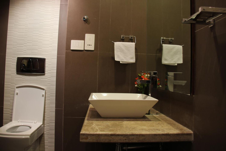 Bathroom 3, Riverview Hotel, Ahmadabad