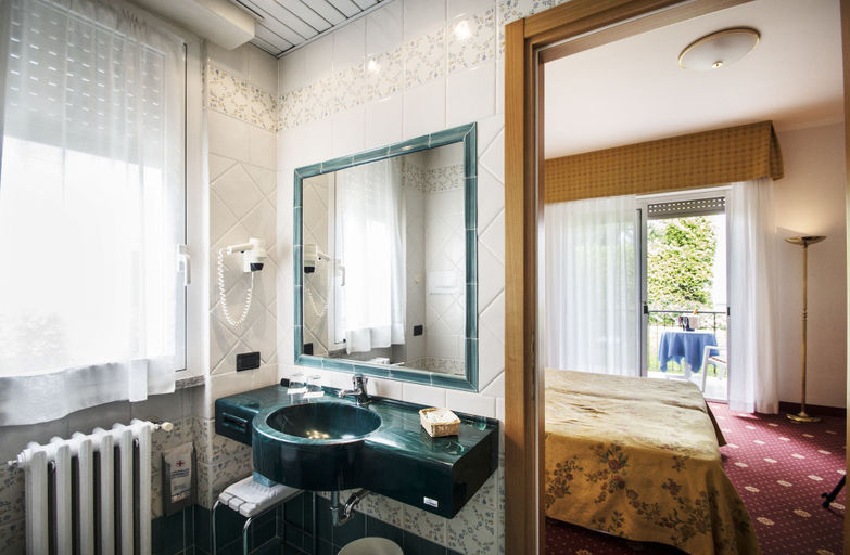 Bathroom 4, Hotel Lido La Perla Nera, Verbano-Cusio-Ossola