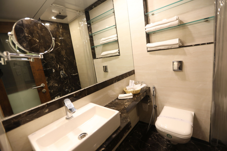 Bathroom 4, Citizen Hotel, Mumbai Suburban