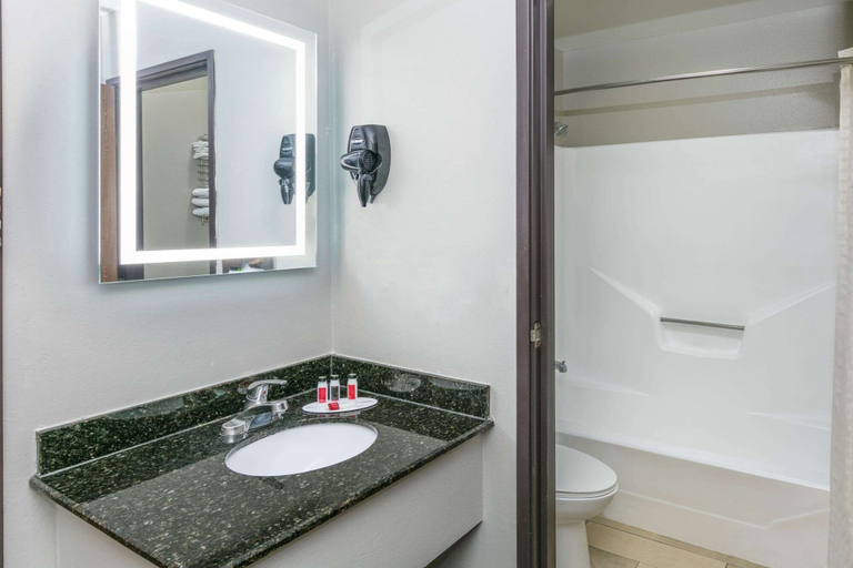 Bathroom 4, Howard Johnson by Wyndham New Braunfels, Comal