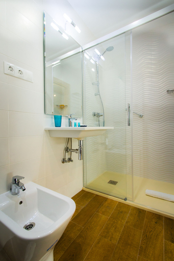 Bathroom 2, Holidays2Malaga Malagueta Apartments, Málaga
