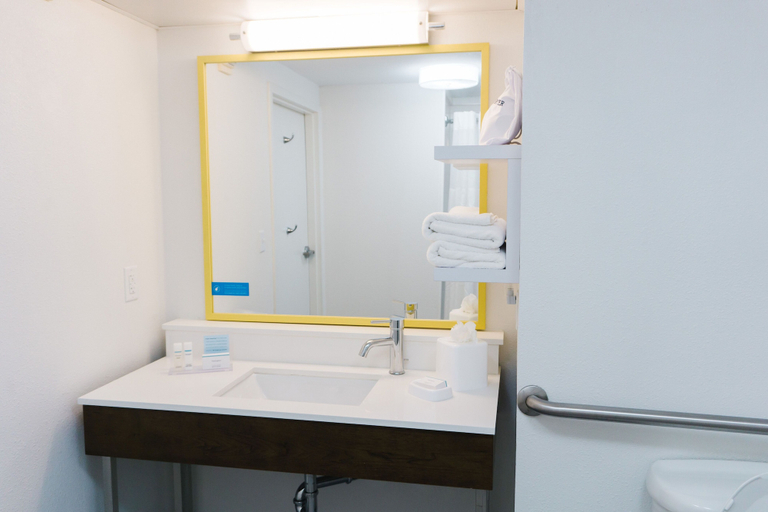 Bathroom 4, Hampton Inn Metairie, Jefferson