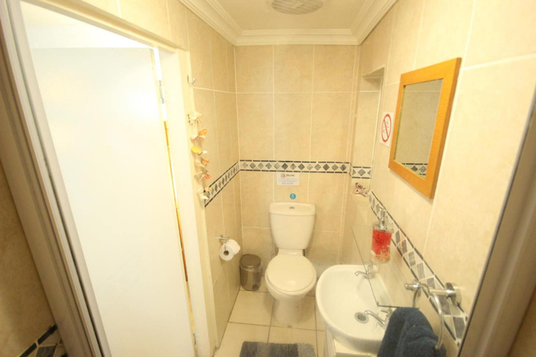Bathroom 5, Saltycrax Backpackers and Adventures, City of Cape Town