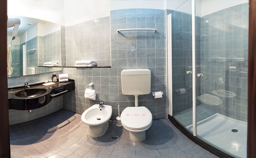 Bathroom 5, Hotel Alexander, Rimini