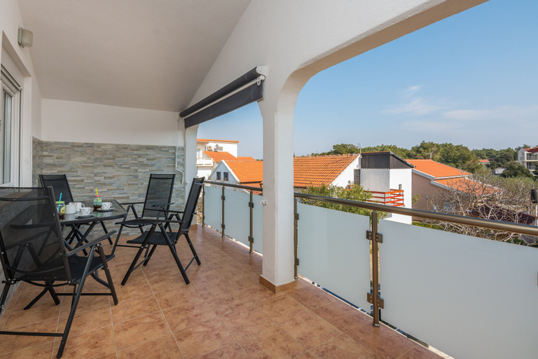 Others 5, Apartment Wenig, Vir