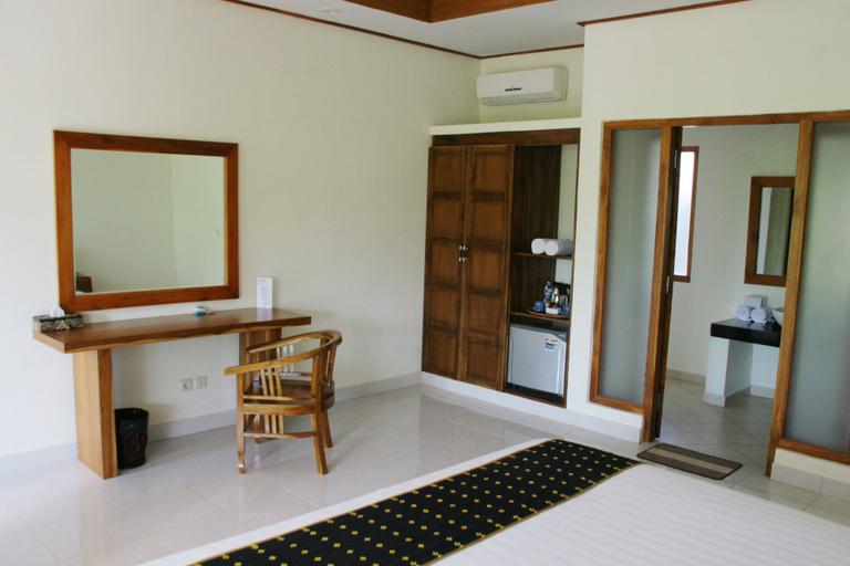 Bathroom 4, Puri Sari Beach Hotel, West Manggarai