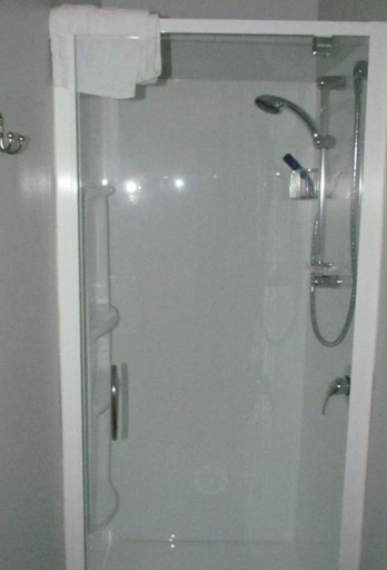 Bathroom 3, Birchwood Cottages, Southland