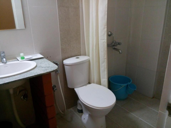 Bathroom 4, Parkwood Suites, Bangalore