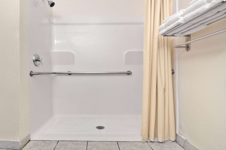 Bathroom 4, Super 8 by Wyndham Austin/Airport South, Travis