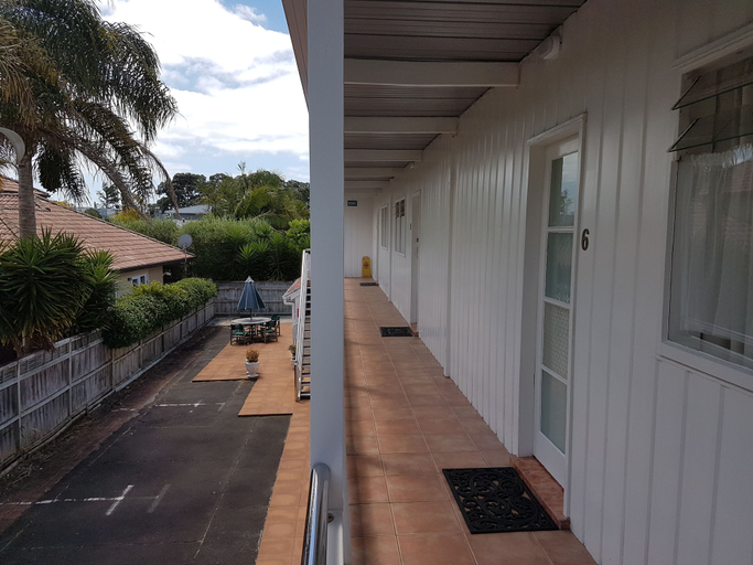 Others 5, Aarangi Motel, Waitakere