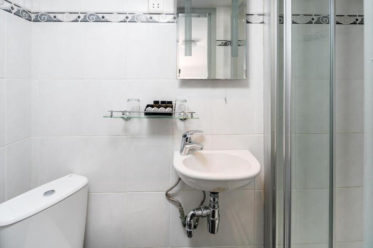 Bathroom 5, Apollo Hotel Kings Cross, London