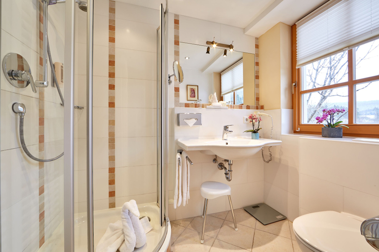 Bathroom 4, Romantik Alpenhotel Waxenstein, Garmisch-Partenkirchen