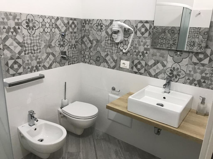 Bathroom 4, Al Vico Pescatori, Trapani