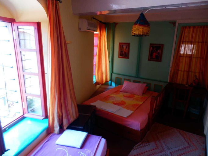 Room 4, Taksiyarhis Pension, Ayvalık