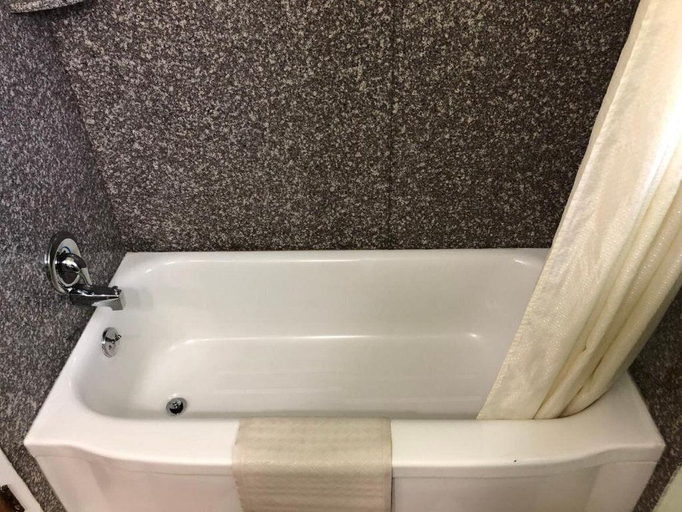 Bathroom 4, Klamath Motor Lodge, Siskiyou