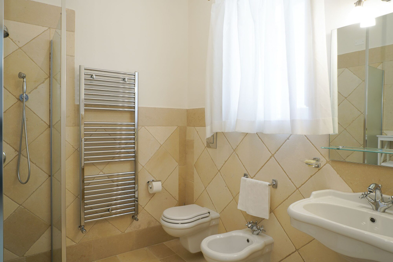 Bathroom 4, Masseria Salamina, Brindisi