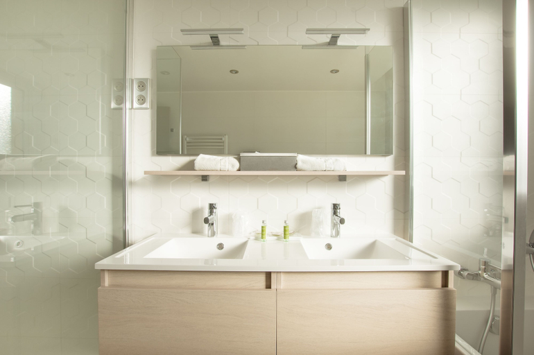 Bathroom 3, Hôtel Impérial, Hérault