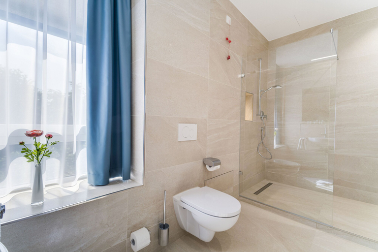Bathroom 5, Hotel‑Etage Apfelrot managed by Hotel Apfelbaum, Erding