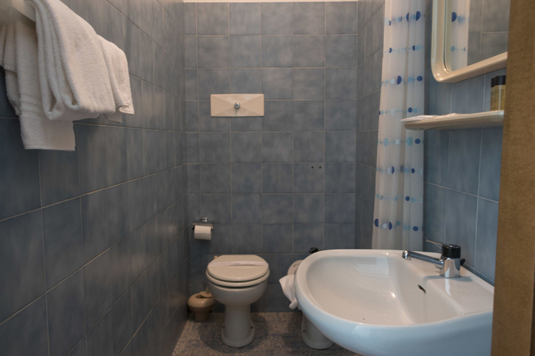 Bathroom 5, Primavera, Brescia
