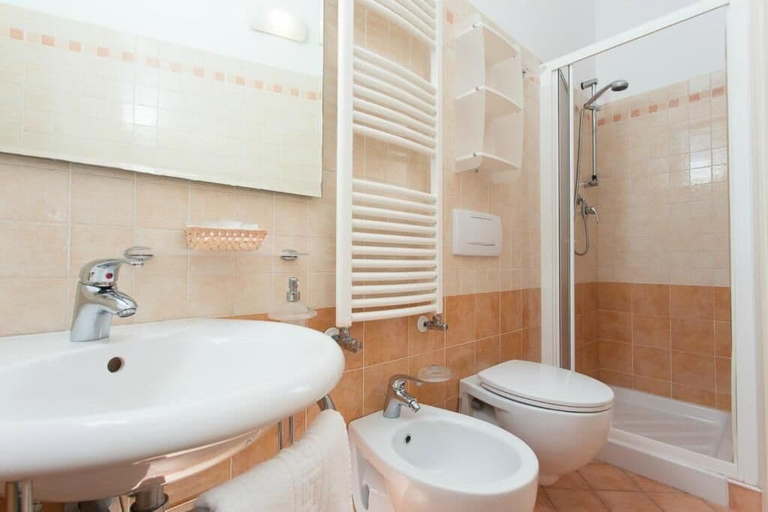 Bathroom 4, Hotel Mocambo, Ravenna