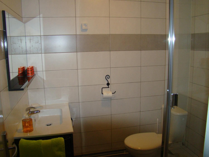 Bathroom 5, Hôtel Annexe le Champenois, Marne
