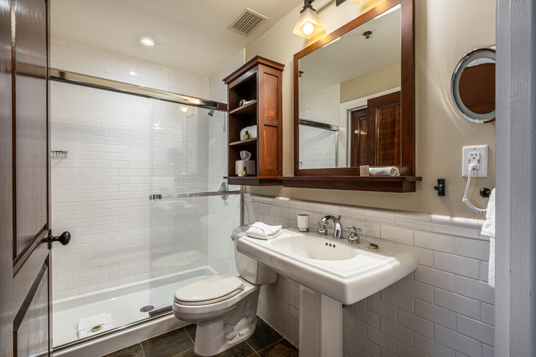 Bathroom 5, Chateau Beauvallon, Les Laurentides