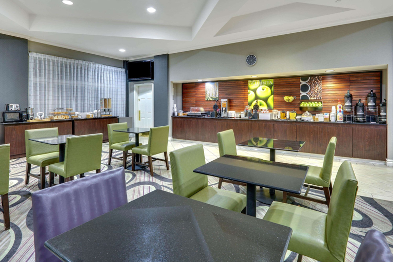 Food & Drinks 5, La Quinta Inn & Suites by Wyndham Dallas North Central, Dallas
