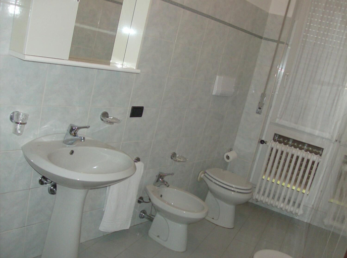 Bathroom 5, Albergo Fornaci, Bergamo