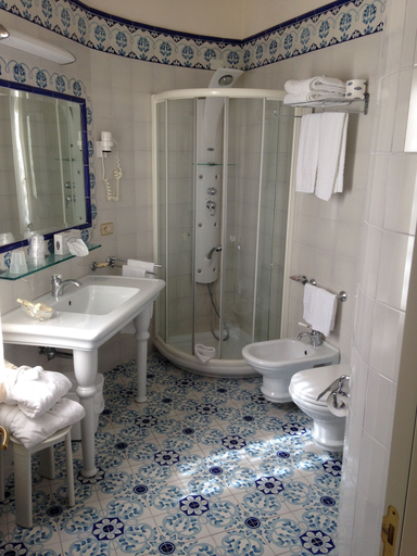 Bathroom 5, Hotel Aurelia, Ravenna